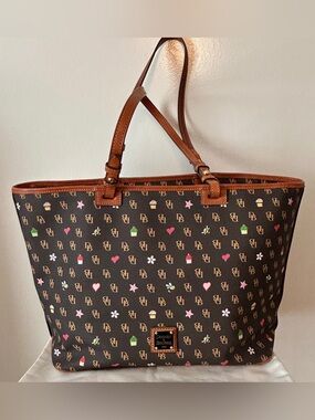 Dooney & Bourke Gretta Novelty Leisure
SHOPPER XL .  Limited Edition